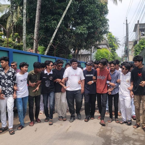 ছাত্রীকে শ্লীলতাহানির অভিযোগে শিক্ষকের বিচারের দাবীতে বিক্ষোভ