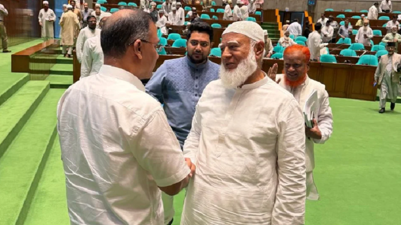 অধিবেশন শেষে প্রধানমন্ত্রীর সঙ্গে বিরোধীদলীয় নেতার কুশল বিনিময়