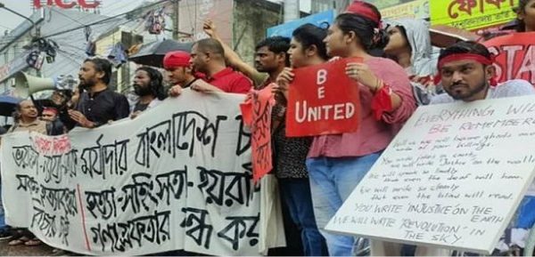 পুলিশের বাধার পরেও বৃষ্টিতে ভিজে দৃশ্যমাধ্যমের শিল্পীদের প্রতিবাদ সমাবেশ