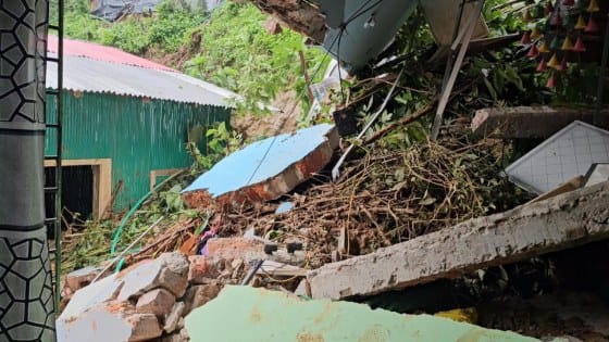 বান্দরবানে পাহাড় ধসে ৫ বসতঘর ক্ষতিগ্রস্ত, নিরাপদ আশ্রয়ে সরানো হচ্ছে পরিবারগুলো