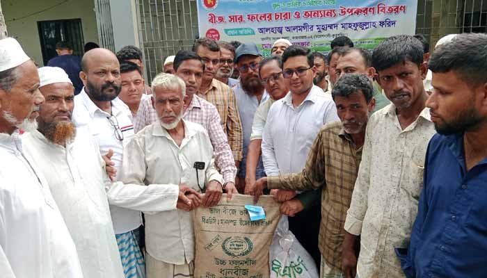 মহেশখালীতে ক্ষুদ্র কৃষকদের জন্য বিনামূল্যে কৃষি উপকরণ বিতরণ