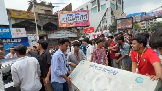 শিক্ষামন্ত্রীর পদত্যাগ দাবিতে সায়েন্সল্যাব মোড়ে শিক্ষার্থীদের অবরোধ