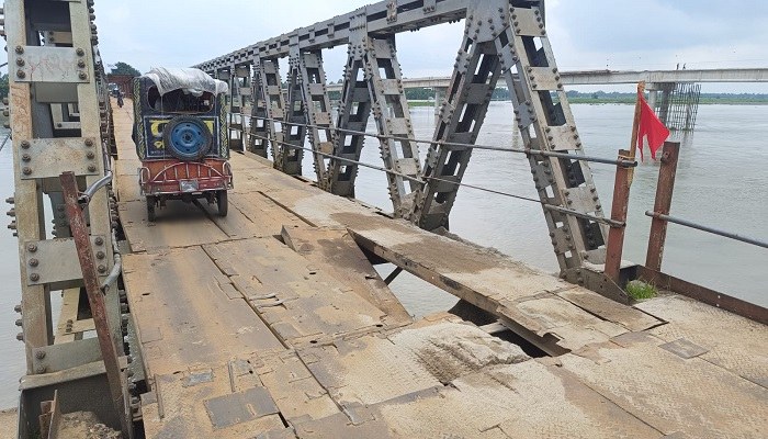 কুড়িগ্রামের সোনাহাট সেতুর পাটাতন ভেঙে ভারী যান চলাচল বন্ধ