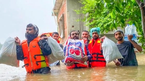 চট্টগ্রামে বন্যার্তদের পাশে ফেনীর শতাধিক স্বেচ্ছাসেবী