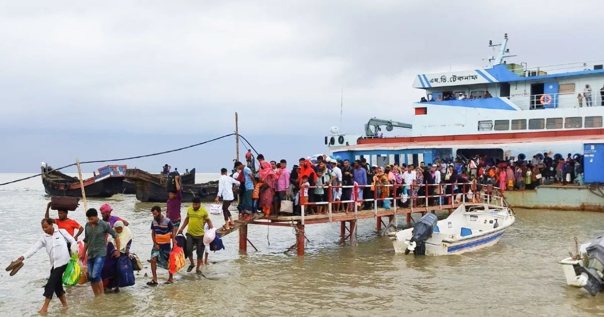 হাতিয়ার সঙ্গে নৌ যোগাযোগ বন্ধ, যাত্রীদের ভোগান্তি