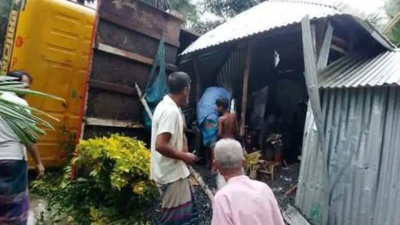 নড়াইলে পাথরবোঝাই ট্রাকের দুর্ঘটনায় স্কুলছাত্রীর মৃত্যু