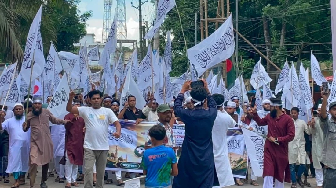 ফরিদপুরে কালেমা খচিত পতাকা নিয়ে বিক্ষোভ মিছিল অনুষ্ঠিত