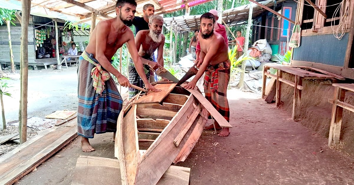 বর্ষা মৌসুমে স্বরূপকাঠিতে নৌকা তৈরির তৎপরতা বৃদ্ধি