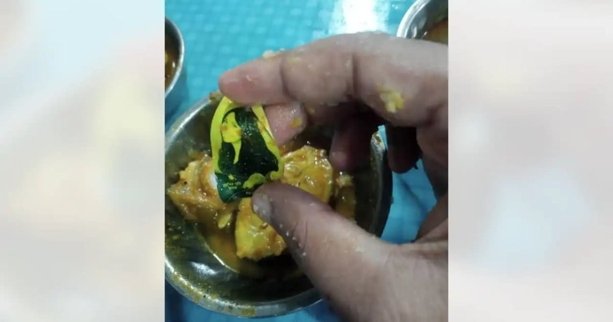 চবির শাহজালাল আবাসিক হলে খাবারে নারীর ছবিযুক্ত স্টিকার পাওয়ার অভিযোগ