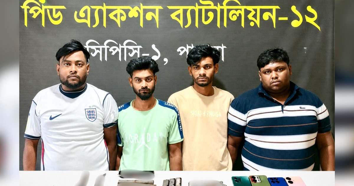 পাবনায় র‌্যাবের অভিযানে বিদেশি অস্ত্র ও গোলাবারুদ উদ্ধার, ৪ জন গ্রেপ্তার