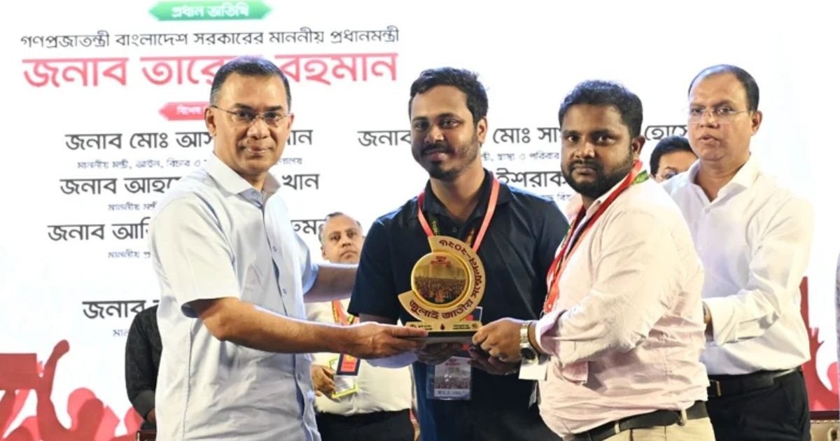 প্রধানমন্ত্রী স্মৃতি স্মারক বিতরণ করলেন জুলাই আন্দোলনের শহীদ ও আহতদের সম্মানে