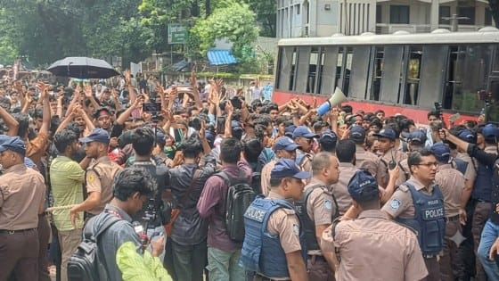 চট্টগ্রামে এইচএসসি পরীক্ষার্থীদের সড়ক অবরোধ, তিন দফা দাবি