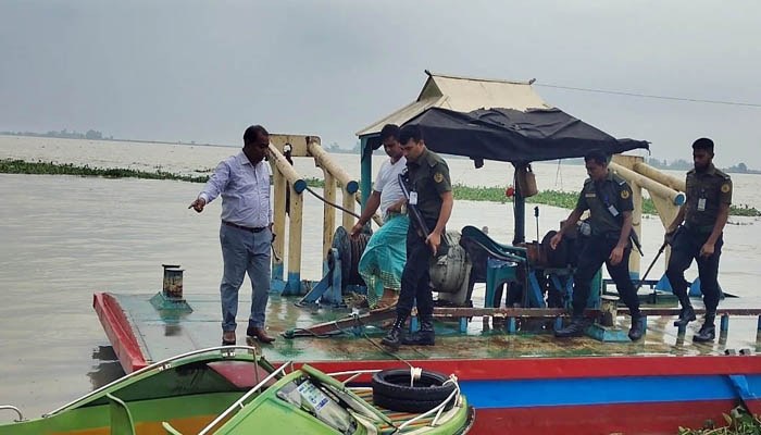 কাজিপুরে দুই বালু ব্যবসায়ীকে দুই লাখ টাকা জরিমানা