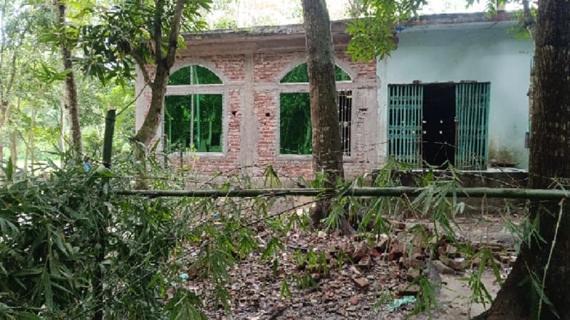 মসজিদের প্রবেশপথ বাঁশের বেড়া দিয়ে বন্ধ, মুসল্লিদের অসুবিধা
