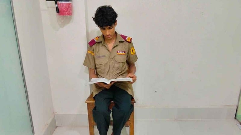বাবার দাফন শেষে রাতের ডিউটি, সকালে এইচএসসি পরীক্ষায় ইকনের সংগ্রাম