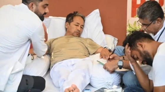 অনশনে অসুস্থ সোনম ওয়াংচুককে হাসপাতালে ভর্তি করাল দিল্লি পুলিশ