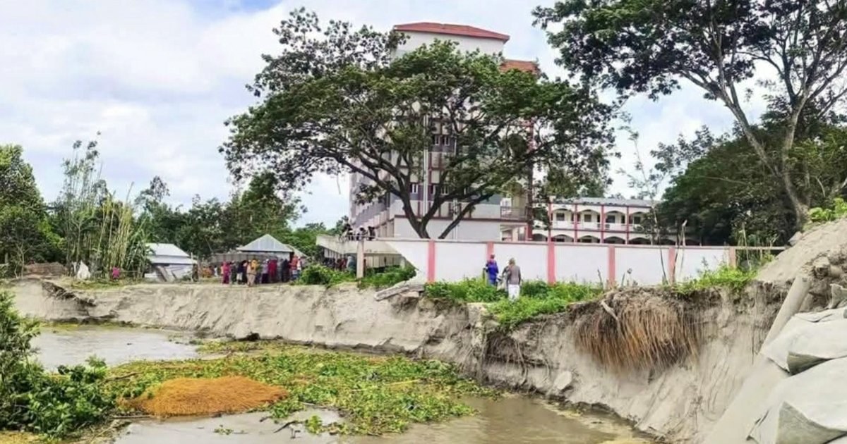 চরকালিকাপুর দাখিল মাদ্রাসা নদী ভাঙনে বিপর্যস্ত