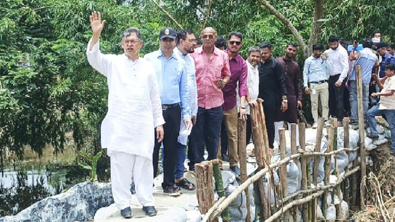 পেকুয়ায় ভাঙা বেড়িবাঁধ পরিদর্শন করলেন স্বরাষ্ট্রমন্ত্রী, সংস্কারের আশ্বাস