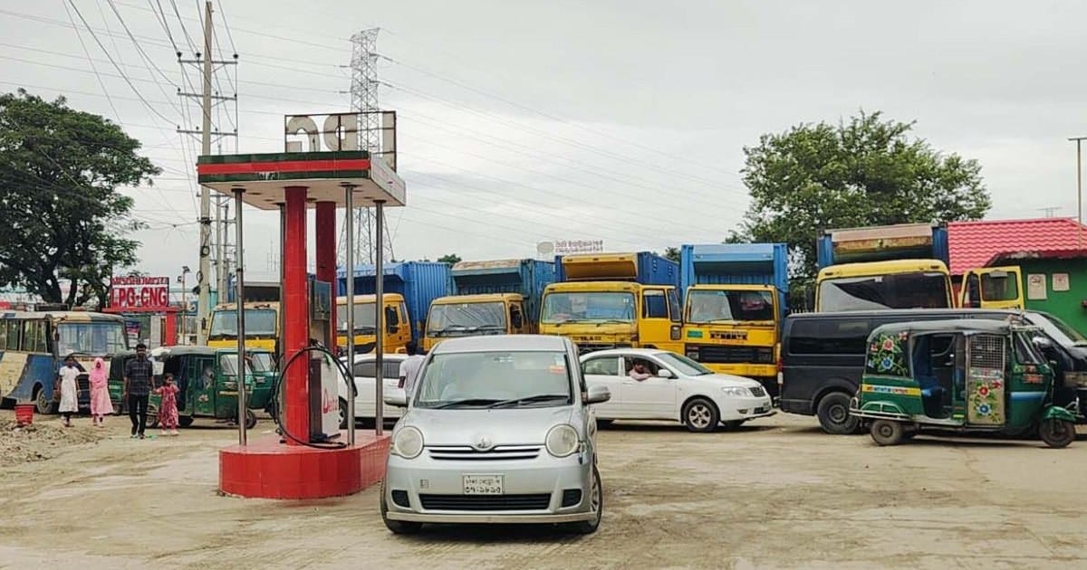 সোনারগাঁওয়ে গ্যাস সংকটে বিপাকে সিএনজি চালক ও যাত্রীরা