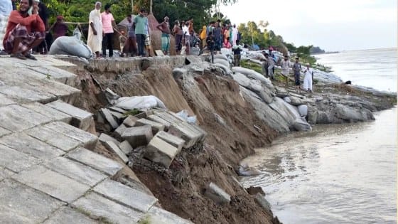 কুড়িগ্রামে ব্রহ্মপুত্র নদের ডান তীর রক্ষা বাঁধে ভাঙন, আতঙ্কে স্থানীয়রা