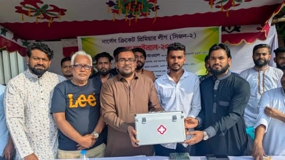 প্রধানমন্ত্রীর পক্ষ থেকে ‘ফার্স্ট এইড বক্স’ পেলেন সিএনজি চালক ছাত্রদল নেতা আজিজুর শেখ