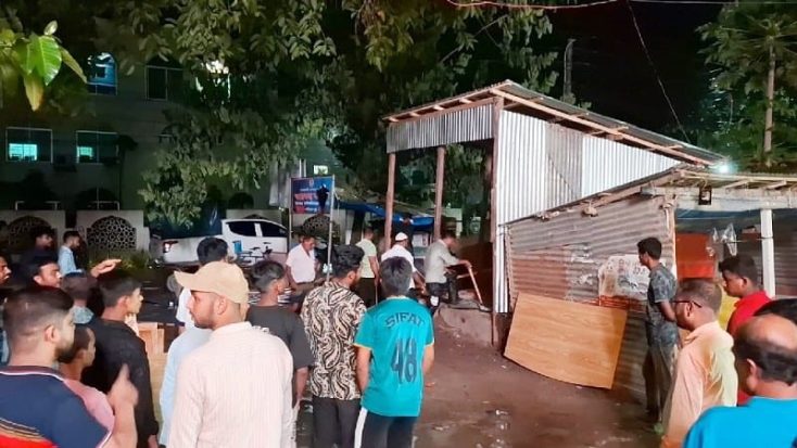 শরীয়তপুরে সরকারি জমিতে যুবদল নেতার ক্লাব ভেঙে দিল প্রশাসন