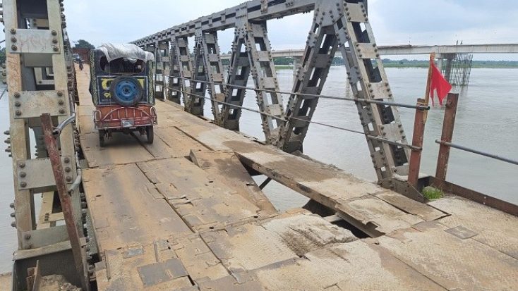 কুড়িগ্রামের সোনাহাট সেতুর পাটাতন ভেঙে ভারী যান চলাচল বন্ধ
