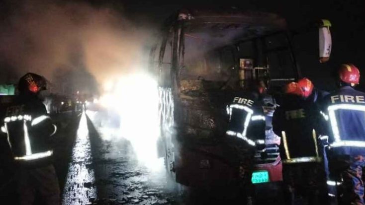 চলন্ত বাসে আগুন, যাত্রীরা অল্পের জন্য রক্ষা পেলেন