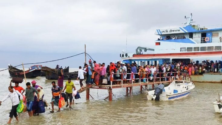 হাতিয়ার সঙ্গে নৌ যোগাযোগ বন্ধ, যাত্রীদের ভোগান্তি