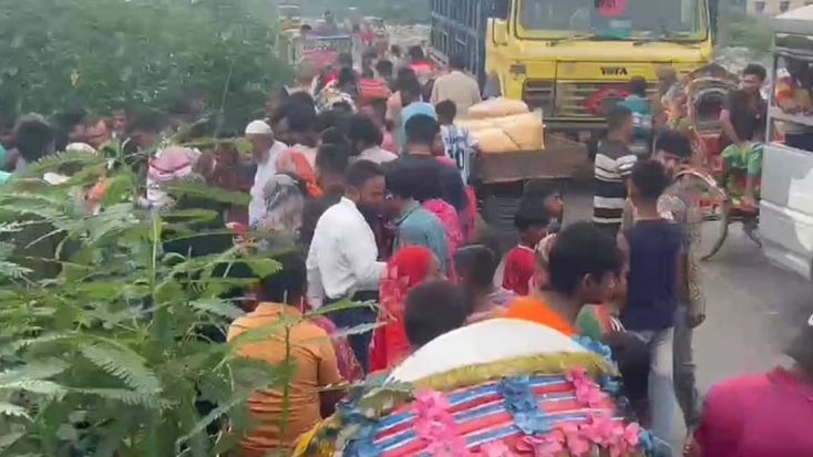নরসিংদীতে সড়কের পাশে যুবকের মরদেহ উদ্ধার
