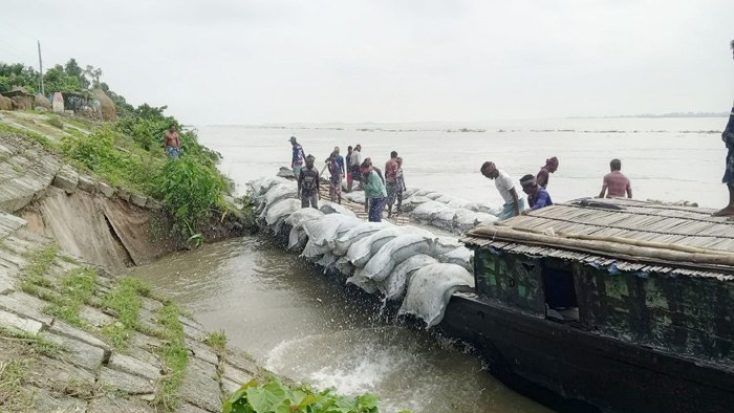 চিলমারীতে ব্রহ্মপুত্র নদের ডানতীর রক্ষা বাঁধে ভাঙন, আতঙ্কিত স্থানীয়রা