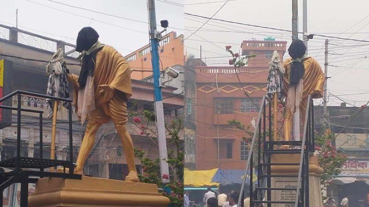 কাটোয়া শহরে মহাত্মা গান্ধীর মূর্তির মুখে কালো কাপড় বাঁধার ঘটনা