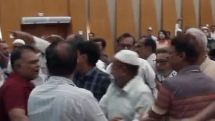 খুলনা উন্নয়ন কর্তৃপক্ষের সভা বয়কট করেছে জামায়াত, সৃষ্টি হয়েছে বিশৃঙ্খলা