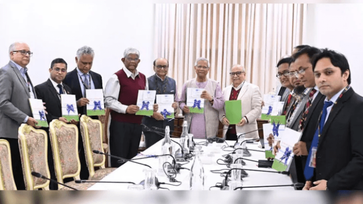 মঙ্গলবার রাষ্ট্রীয় অতিথি ভবন যমুনায় পিআরআই বাংলাদেশের চেয়ারম্যান ড. জায়েদী সাত্তারের জাতীয় টাস্কফোর্স প্রধান উপদেষ্টা প্রফেসর মুহাম্মদ ইউনূসের কাছে প্রতিবেদন হস্তান্তর করে। ছবি: পিআইডি