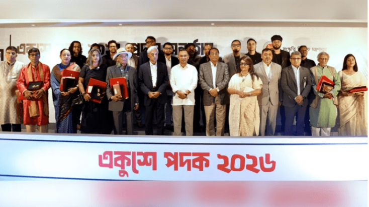 বৃহস্পতিবার সকালে রাজধানীর ওসমানী স্মৃতি মিলনায়তনে এক অনুষ্ঠানে পদকপ্রাপ্তদের হাতে দেশের দ্বিতীয় সর্বোচ্চ বেসামরিক সম্মাননা ‘একুশে পদক’ তুলে দেন প্রধানমন্ত্রী তারেক রহমান। ছবি: প্রধানমন্ত্রীর কার্যালয়