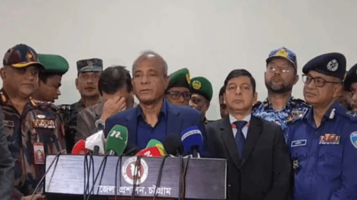 রোববার  স্বরাষ্ট্র উপদেষ্টা জাহাঙ্গীর আলম চৌধুরী চট্টগ্রাম নগরীর ওয়ার্ল্ড ট্রেড সেন্টারে বিভাগের বিভিন্ন পর্যায়ের প্রশাসনিক কর্মকর্তা ও আইনশৃঙ্খলা বাহিনীর সদস্যদের সঙ্গে মতবিনিময় সভা শেষে সাংবাদিকদের প্রশ্নের জবাব দেন । ছবি: বাসস