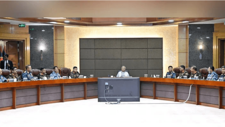 সোমবার সেনাসদর দপ্তরে ঊর্ধ্বতন কর্মকর্তাদের উদ্দেশ্যে ভাষণ দেন প্রধান উপদেষ্টা ড. মুহাম্মদ ইউনূস। ছবি : সিএ প্রেস উইং