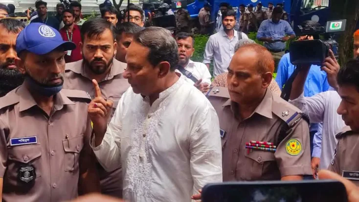 এজলাসে হাসানুল হক ইনুর উত্তেজনা, পুলিশকে 'হাত ধরবেন না'