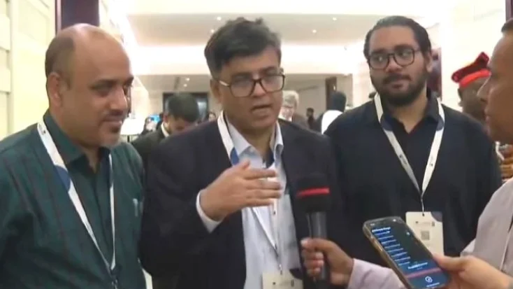 মঙ্গলবার কাতারের দোহায় প্রধান উপদেষ্টার প্রেস সচিব শফিকুল আলম সাংবাদিকদের সাথে কথা বলেন। ছবি: ভিডিও থেকে নেয়া