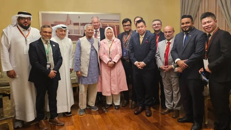 বুধবার রাতে কাতারের রাজধানী দোহায় প্রধান উপদেষ্টা অধ্যাপক ড.মুহাম্মদ ইউনূস বিদেশি কয়েকজন শীর্ষস্থানীয় বিনিয়োগকারীর সঙ্গে বৈঠক করেন। ছবি : বাসস