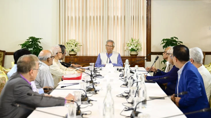 বৃহস্পতিবার ঢাকায় রাষ্ট্রীয় অতিথি ভবন যমুনায় প্রধান উপদেষ্টা প্রফেসর মুহাম্মদ ইউনূসের সভাপতিত্বে জাতীয় ঐকমত্য কমিশনের এক সভা অনুষ্ঠিত হয়। ছবি: পিআইডি