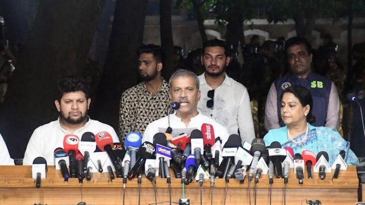 শনিবার রাতে উপদেষ্টা পরিষদের জরুরি সভা শেষেসংবাদ সম্মেলনে আইন উপদেষ্টা আসিফ নজরুল। ছবি : বাসস