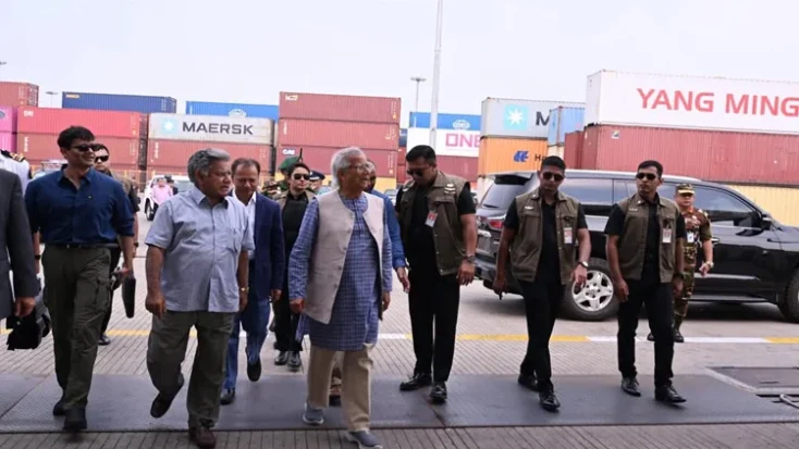 প্রধান উপদেষ্টা অধ্যাপক ড. মুহাম্মদ ইউনূস আজ সকালে চট্টগ্রাম বন্দর পরিদর্শন করেছেন। ছবি: প্রধান উপদেষ্টার ফেসবুক