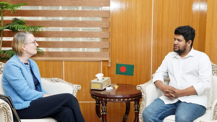 বৃহস্পতিবার তথ্য ও সম্প্রচার উপদেষ্টা মো. মাহফুজ আলমের সঙ্গে সাক্ষাৎ করেছেন বাংলাদেশে নিযুক্ত ব্রিটিশ হাইকমিশনার সারাহ কুক। ছবি: বাসস