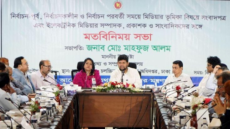 রোববার ঢাকার তথ্য ভবনে নির্বাচনের সময় গণমাধ্যমের ভূমিকাবিষয়ক মতবিনিময় সভায় বক্তব্য দেন তথ্য উপদেষ্টা। ছবি : পিআইডি