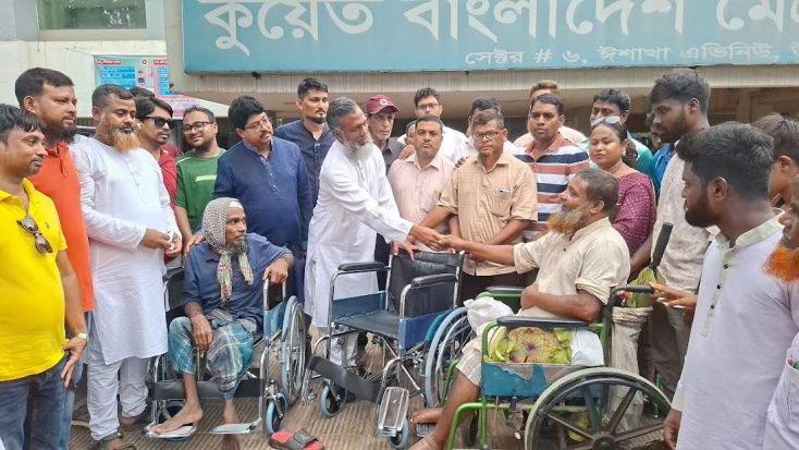 খালেদা জিয়ার কারামুক্তি দিবস উপলক্ষে অসহায় রোগীদের হুইল চেয়ার বিতরণ। ছবি: বাসস