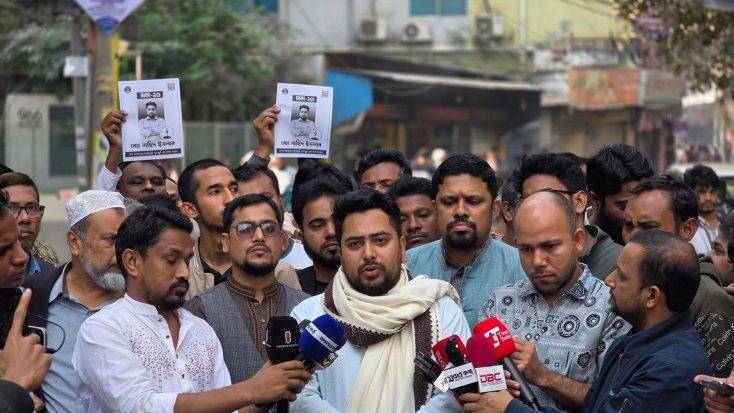 এনসিপি’র আহ্বায়ক নাহিদ ইসলাম আজ ঢাকা’র শাহজাদপুর এলাকায় প্রচারণাকালে সাংবাদিকদের সাথে কথা বলেন। ছবি : বাসস