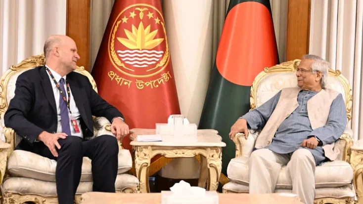 প্রধান উপদেষ্টা অধ্যাপক ড. মুহাম্মদ ইউনূসের সঙ্গে গতকাল বুধবার রাতে রাষ্ট্রীয় অতিথি ভবন যমুনায় ইউএনএইচসিআরের নবনিযুক্ত কান্ট্রি রিপ্রেজেন্টেটিভ ইভো ফ্রেইজেন সৌজন্য সাক্ষাৎ করেন । ছবি : প্রধান উপদেষ্টার প্রেস উইং