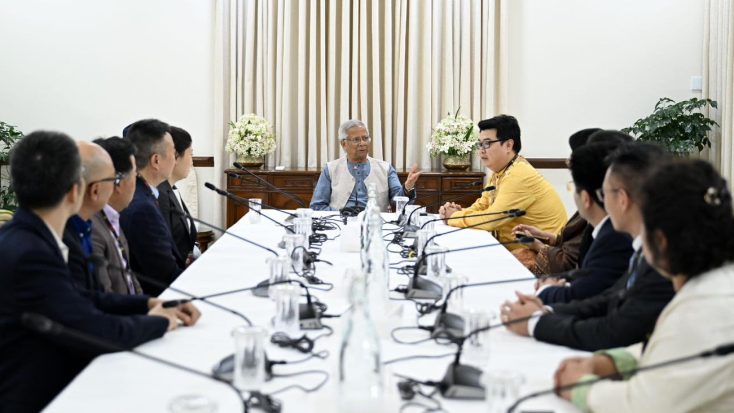 প্রধান উপদেষ্টা অধ্যাপক ড. মুহাম্মদ ইউনূসের সঙ্গে চীন-বাংলাদেশ অংশীদারিত্ব ফোরামের একটি প্রতিনিধিদল বুধবার রাষ্ট্রীয় অতিথি ভবন যমুনায় বৈঠক করেন। ছবি : প্রধান উপদেষ্টার ফেসবুক পেজ থেকে সংগৃহীত