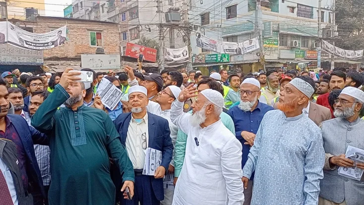 জামায়াতে ইসলামীর আমির ডা. শফিকুর রহমান রোববার উত্তর কাফরুল ৪ নম্বর ওয়ার্ডের পূর্ব বাইশটেকি কবরস্থান মসজিদের সামনে থেকে ঢাকা-১৫ সংসদীয় আসনে আয়োজিত গণসংযোগ ও মিছিলপূর্ব সমাবেশে কথা বলেন। ছবি: বাসস